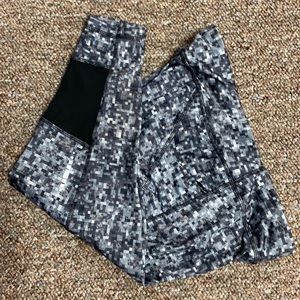 Avia capris length blk gray yoga pants - Size medium